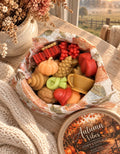 Autumn Vibes waxmelts giftbox van Cozy Cottage Waxmelts met herfst waxmelts in pompoen- en blaadjesvorm naast een waxbrander